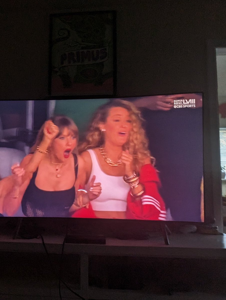 BearIsBadAtGame's tweet photo. YES BITCHS TATTYOR #SuperBowl2024 #TaylorSwift https://t.co/bndGpbyDio
