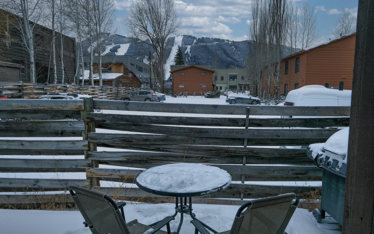DoyleDawes's tweet photo. With nice views and a quiet creek setting, our listing at 375 N Glenwood is a 2-bedroom, 1-bathroom condo that’s close to everything that Jackson has to offer…

Learn more about this property at the link in our bio.  

#jacksonholesir #jacksonwy #sothebysrealty #jacksonhole https://t.co/UR6p8uUALL