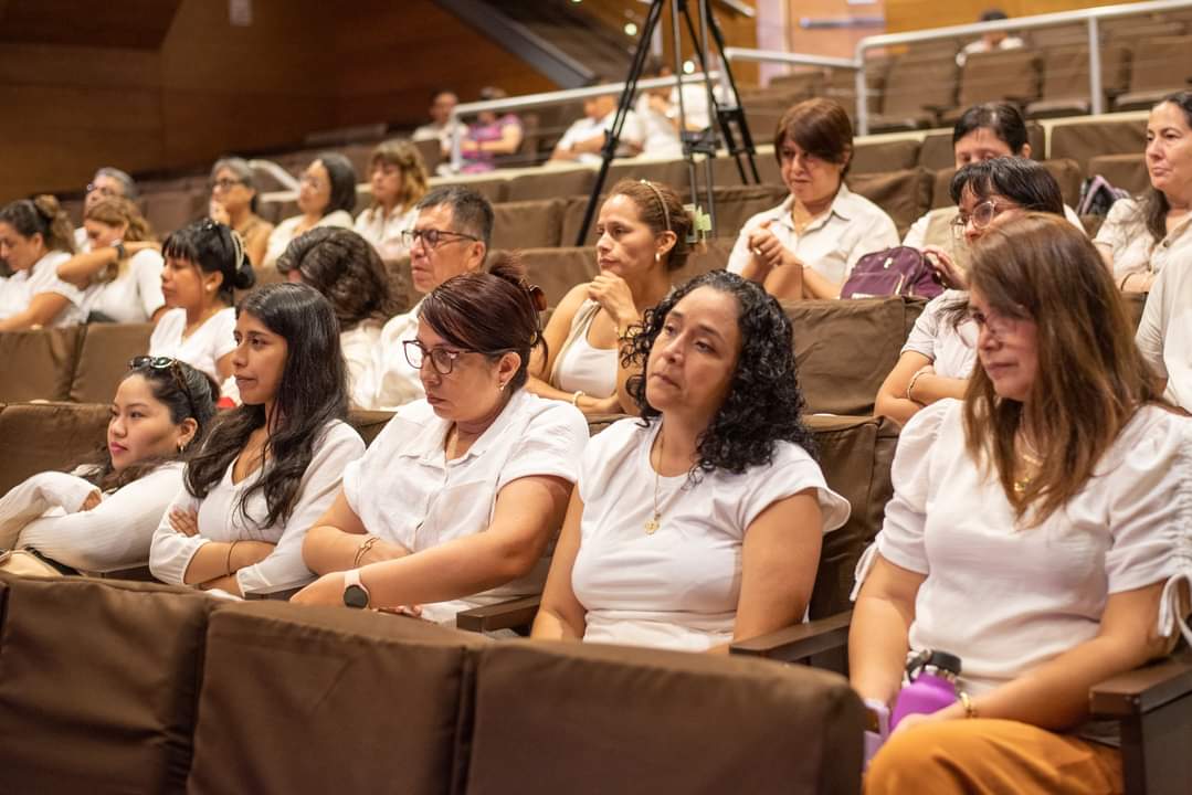 LUISDAVILABAND1's tweet photo. Hablando de  #InteligenciaArtificial a los docentes del Colegio Nuestra Señora del Carmen #Carmelitas. Muy agradecido con Astrid Chiri de #EdulinkLatam por la  invitación.
#IA #genini #copilot #ClassInTheBox @CeroCompetencia @igrezan @heribertopz21 @javiprada1 @PaquiCarmona https://t.co/pY921spv19