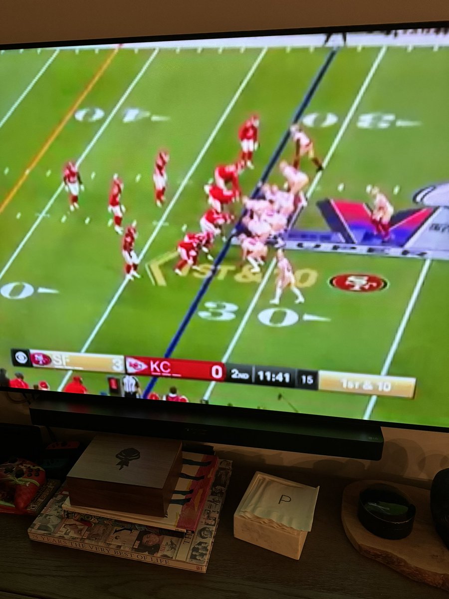My #hulu is so blurry right now I feel like I’m watching Super Bowl 5 

#SuperBowl <a href="/hulu_support/">Hulu Support</a>