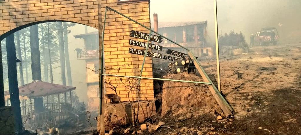 Zona Roja Oaxaca (@zonaroja_oaxaca) on Twitter photo Preliminar:
Informa el <a href="/Bomberos_GobOax/">Bomberos Oaxaca</a> que por reportes del encargado de servicio, hay un promedio de 15 casas y algunos vehículos consumidos en su totalidad por las llamas en el paraje denominado “Las Margaritas”, en la región Sierra de Juárez.
Continúa con las acciones de Preliminar:
Informa el <a href="/Bomberos_GobOax/">Bomberos Oaxaca</a> que por reportes del encargado de servicio, hay un promedio de 15 casas y algunos vehículos consumidos en su totalidad por las llamas en el paraje denominado “Las Margaritas”, en la región Sierra de Juárez.
Continúa con las acciones de