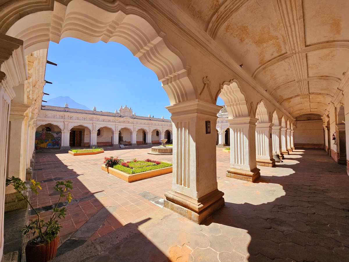 La Universidad Real y Pontificia de San Carlos de Guatemala, en la actual #Antigua, fue la primera universidad de #Guatemala 🇬🇹 y de Centroamérica, fundada en 1676. Hoy la visité con el reconocido artista plástico mexicano 🇲🇽 @PedroTrueba y nuestras familias.