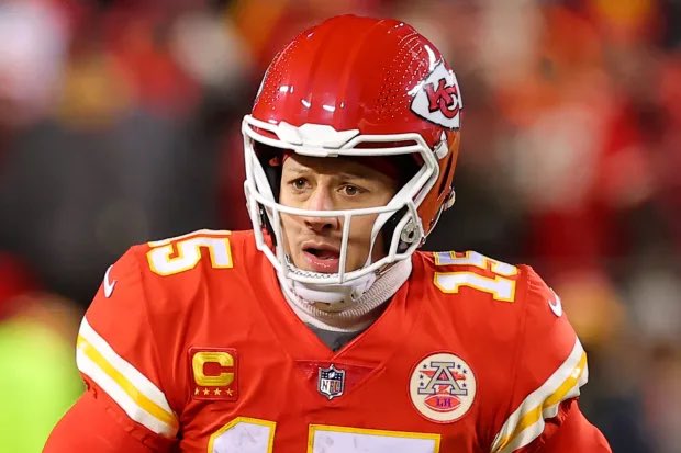 mauidelax's tweet photo. Warum sieht Mahomes in seinem Helm eigentlich immer aus wie JD von Scrubs mit dem Haar Konservator?
#rtlnfl #superbowl@rtlnfl #vegas #chiefs.
#49ers https://t.co/afbFYSQmrV