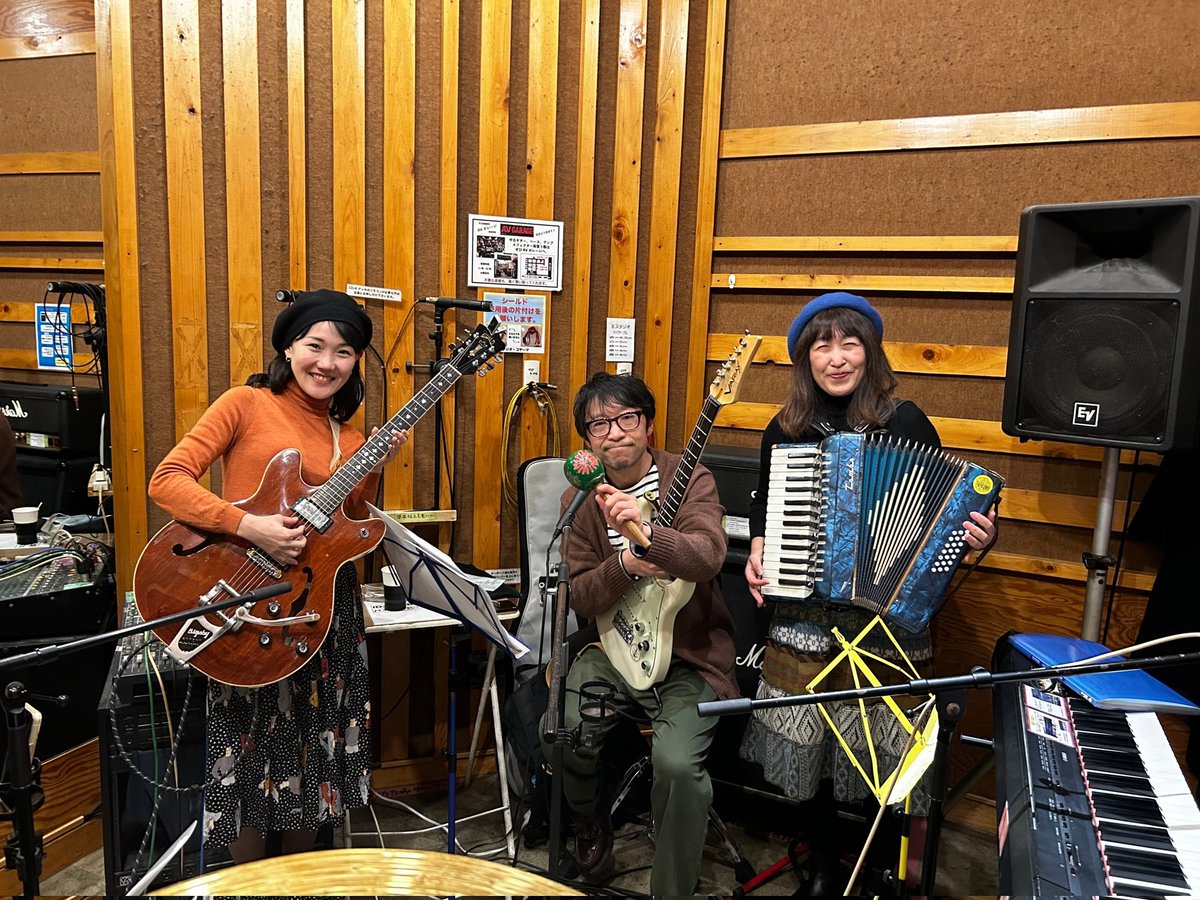 Mayumi3bi's tweet photo. 2/11 diary2 高円寺のスタジオで3BIのリハでした!2/18はこのメンバーです!
前売り残りわずかですがまだあるそうですのでご予約お待ちしてます😊❤️3BIの25周年記念グッズも少しだけ販売予定です!
#threeberryicecream
#3BI https://t.co/uCFqnqTPeH