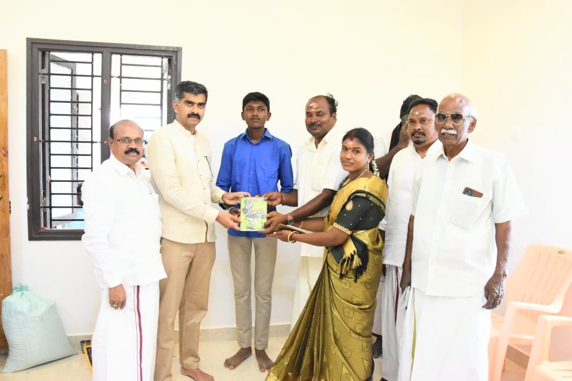 duraivaikooffl's tweet photo. பட்டுக்கோட்டை நகர செயலாளர் மு.செந்தில்குமார் சகோதரர் புதிய இல்ல திறப்பு விழா..
   
தஞ்சாவூர் தெற்கு மாவட்டம், பட்டுக்கோட்டை நகர செயலாளர் மு.செந்தில்குமார் அவர்களின் சகோதரர் மு சாய் கிரிதர். 
   
பட்டுக்கோட்டை வட்டம், உக்கடை கிராமம், பொன்னவராயன் பேட்டை கிராமத்தில்  கட்டியுள்ள புதிய இல்லத்தின் திறப்பு விழா இன்று நடைபெற்றது.
   
நேற்று (11.02.2024)அவரது இல்லத்திற்கு சென்று  அவரது குடும்பத்தினருக்கு வாழ்த்துக்களை தெரிவித்துக் கொண்டதோடு, அன்பு வளரட்டும் செல்வம் பெருகட்டும் என்று வாழ்த்தி மகிழ்ந்தேன்.
    
நிகழ்வில் கழகப் பொருளாளர் மு. செந்திலதிபன், துணைப் பொதுச்செயலாளர் ஆடுதுறை இரா.முருகன், மாவட்ட கழக செயலாளர்கள் தஞ்சாவூர்  தெற்கு வி.தமிழ்செல்வன், தலைமை செயற்குழு உறுப்பினர் ஜெயபாரதி விஸ்வநாதன், தஞ்சாவூர் மாநகர செயலாளர் கோ. துரைசிங்கம், பட்டுக்கோட்டை நகர செயலாளர் மு.செந்தில் குமார், தஞ்சை வடக்கு ஒன்றிய செயலாளர் மணிவாசகம், பர்மா செல்வம், வைகோ பன்னீர் உள்ளிட்ட கழக நிர்வாகிகள் ஏராளமானோர் கலந்து கொண்டனர்.

அன்புடன்
துரை வைகோ
முதன்மைச் செயலாளர்
மறுமலர்ச்சி திமுக
12.02.2024.
