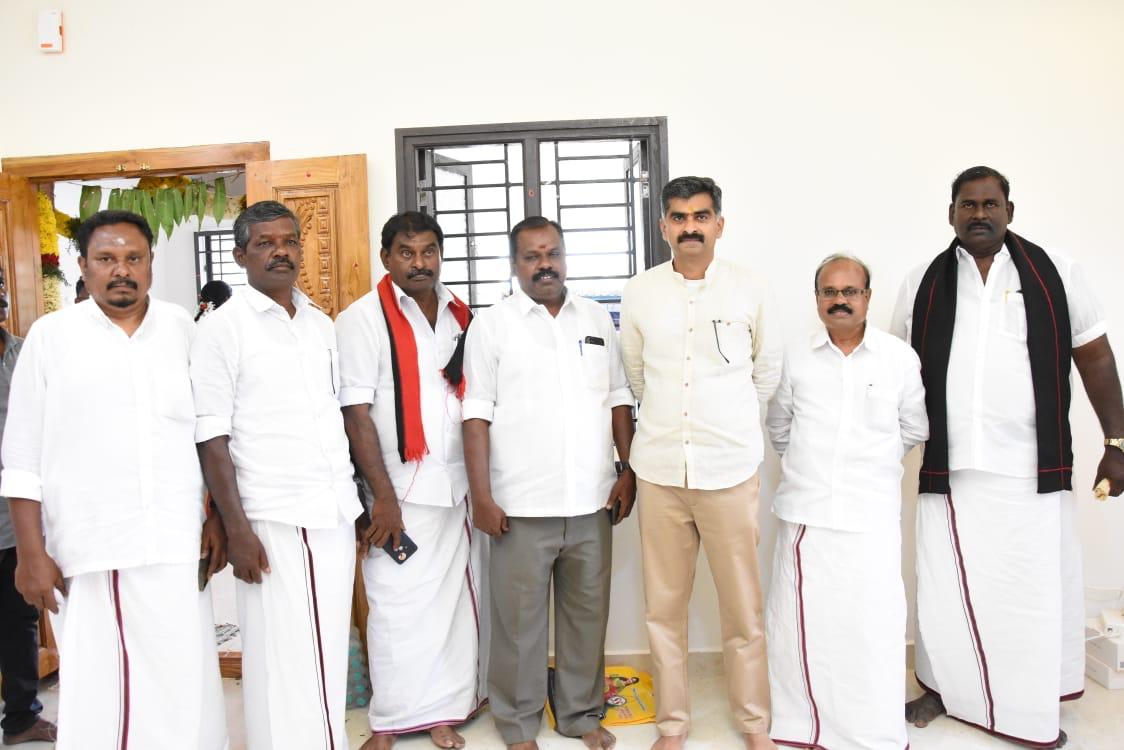 duraivaikooffl's tweet photo. பட்டுக்கோட்டை நகர செயலாளர் மு.செந்தில்குமார் சகோதரர் புதிய இல்ல திறப்பு விழா..
   
தஞ்சாவூர் தெற்கு மாவட்டம், பட்டுக்கோட்டை நகர செயலாளர் மு.செந்தில்குமார் அவர்களின் சகோதரர் மு சாய் கிரிதர். 
   
பட்டுக்கோட்டை வட்டம், உக்கடை கிராமம், பொன்னவராயன் பேட்டை கிராமத்தில்  கட்டியுள்ள புதிய இல்லத்தின் திறப்பு விழா இன்று நடைபெற்றது.
   
நேற்று (11.02.2024)அவரது இல்லத்திற்கு சென்று  அவரது குடும்பத்தினருக்கு வாழ்த்துக்களை தெரிவித்துக் கொண்டதோடு, அன்பு வளரட்டும் செல்வம் பெருகட்டும் என்று வாழ்த்தி மகிழ்ந்தேன்.
    
நிகழ்வில் கழகப் பொருளாளர் மு. செந்திலதிபன், துணைப் பொதுச்செயலாளர் ஆடுதுறை இரா.முருகன், மாவட்ட கழக செயலாளர்கள் தஞ்சாவூர்  தெற்கு வி.தமிழ்செல்வன், தலைமை செயற்குழு உறுப்பினர் ஜெயபாரதி விஸ்வநாதன், தஞ்சாவூர் மாநகர செயலாளர் கோ. துரைசிங்கம், பட்டுக்கோட்டை நகர செயலாளர் மு.செந்தில் குமார், தஞ்சை வடக்கு ஒன்றிய செயலாளர் மணிவாசகம், பர்மா செல்வம், வைகோ பன்னீர் உள்ளிட்ட கழக நிர்வாகிகள் ஏராளமானோர் கலந்து கொண்டனர்.

அன்புடன்
துரை வைகோ
முதன்மைச் செயலாளர்
மறுமலர்ச்சி திமுக
12.02.2024.