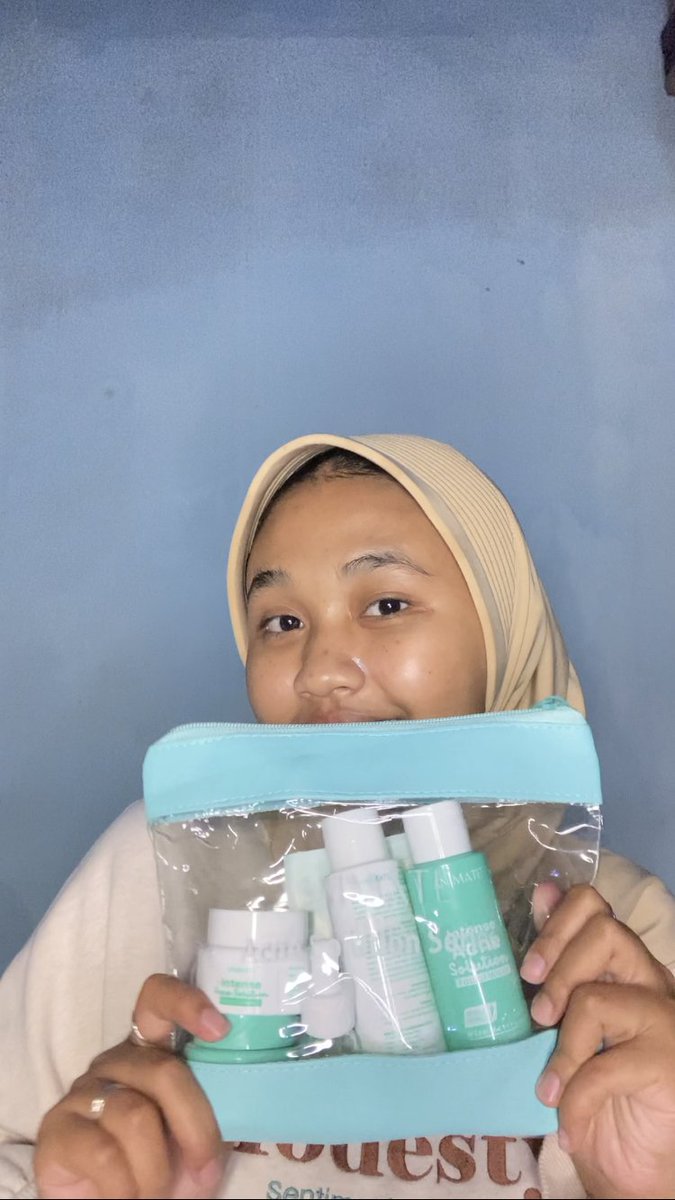 dddeinn's tweet photo. karena kondisi wajah lg banyak jerawat jadi aku mau racunin kalian paket skincare untuk acne yg harganya under 100k tapi nampol bgttt ganyesel deh pokonya pake rangkaian skincare dari @animateofficial.id🤩 https://t.co/qRQovhPhLI