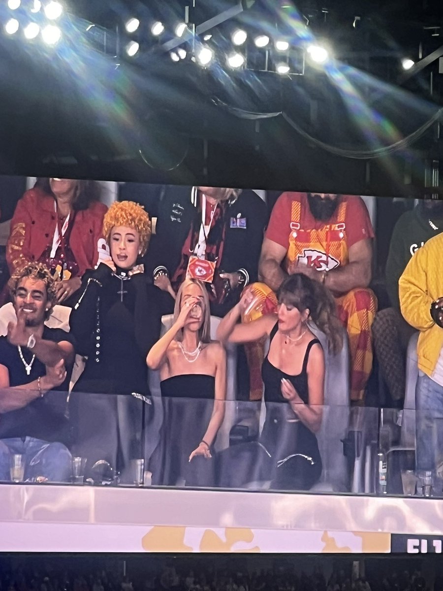claudiagestro's tweet photo. Taylor Swift y la esposa de Mahomes gozando durante el partido #SuperBowl #beerchug #NFL #ChiefsNation https://t.co/K7tTuOzX6x