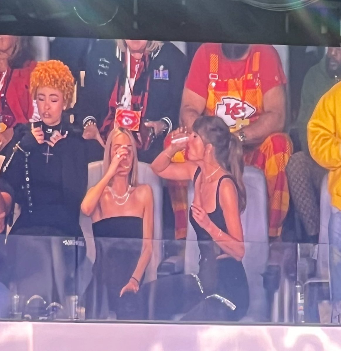 claudiagestro's tweet photo. Taylor Swift y la esposa de Mahomes gozando durante el partido #SuperBowl #beerchug #NFL #ChiefsNation https://t.co/K7tTuOzX6x