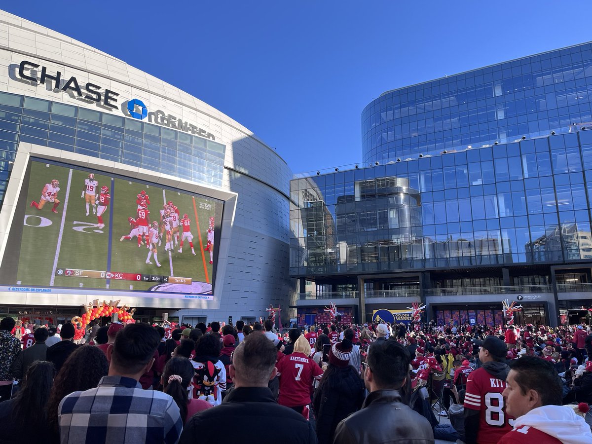 Super Bowl LVIII🏈
地元のの49ersが出場するとあって、サンフランシスコ全体が熱狂中！街全体の盛り上がり方がヤバい！渡米中に経験できてラッキー✌️Go niners!!
@49ers @SuperBowl2024X