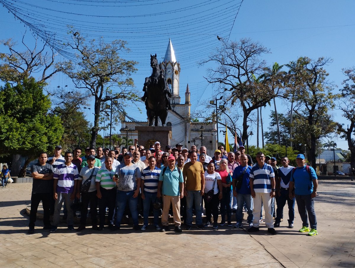 #11Feb #2024
Trabajador@s de la empresa #ALFRÍO, se reunierin en la Plaza Bolívar de Tinaquillo con <a href="/rsgonzalezb/">Rafael González</a> con la finalidad de recibir orientación y asesoría para accionar en el marco de la ley en defensa de sus #DerechosLaborales 

#SomosDeVerdad