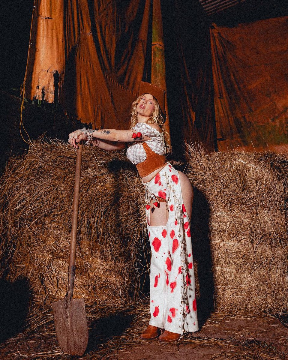 luisasonza's tweet photo. DIA 02: A DONA DA FAZENDA DE MORANGOS 🍓 #EscandaloÍntimoNoCarnaval https://t.co/1acA2xHHL3