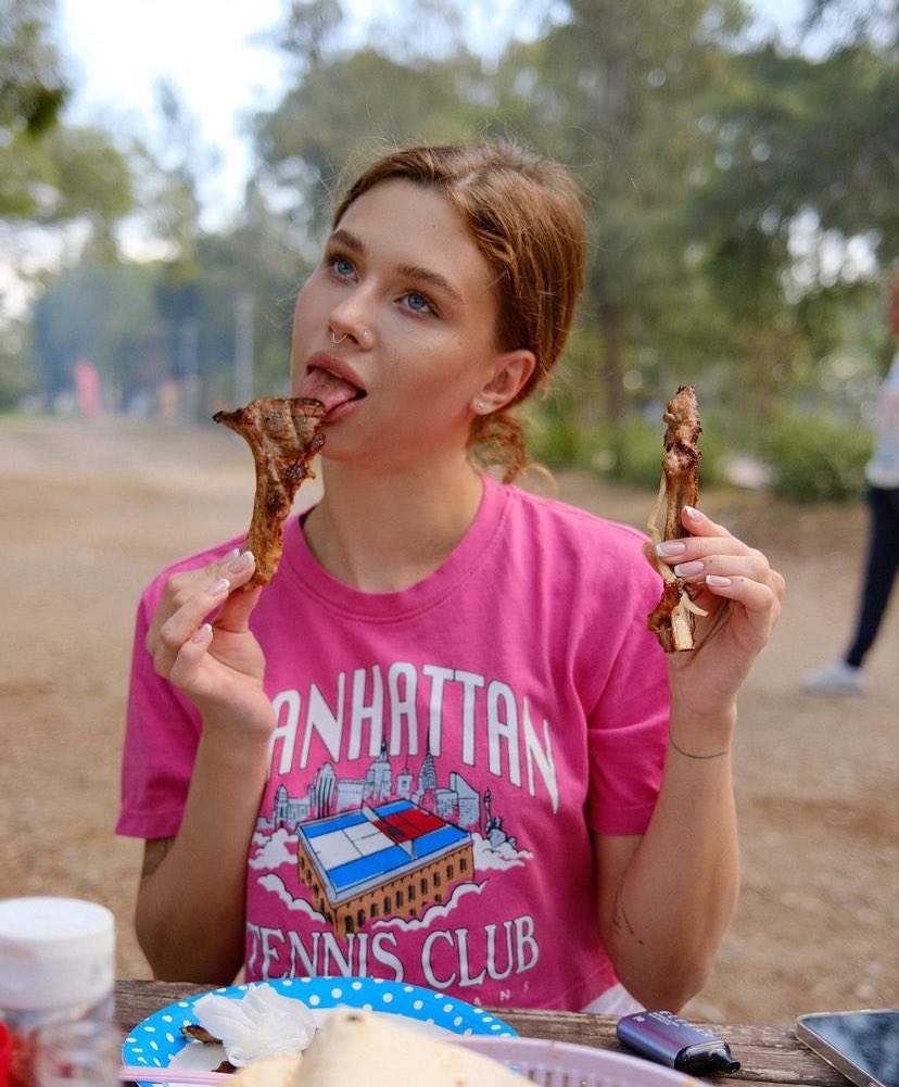 Arancitac's tweet photo. Que rico un buen pedazo de carne 🤤

Ustedes me darían de su carne corazoncitos? 💕 https://t.co/SHaGmX3IfH