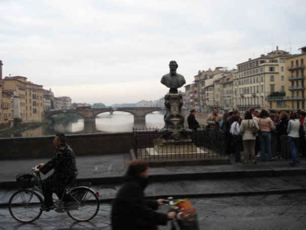 The scent of freshly brewed espresso mingles with the symphony of movement, the Duomo stands stoic, its marble facade catching the first rays of daybreak. 🚗🛵☕️ 
#Florence #MorningRush #Italy