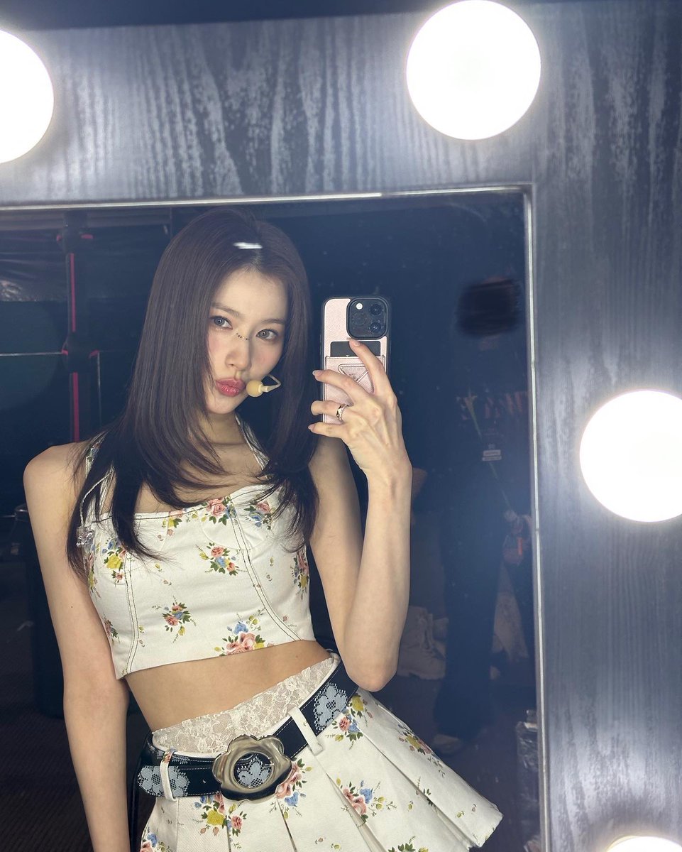 SubjectKpop's tweet photo. Sana's Instagram update

"Before i forget🤳🩶🤎"

#TWICE #트와이스 @JYPETWICE https://t.co/kr33HNuUa5