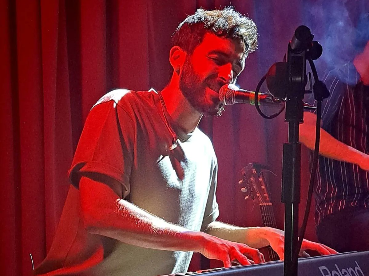 LoveAlvaroGango's tweet photo. Concierto de presentación de @AlvaroGango en la @SalaElSol 🎤🎶 https://t.co/Y5SJSl6xdJ https://t.co/5KDn8eTwia