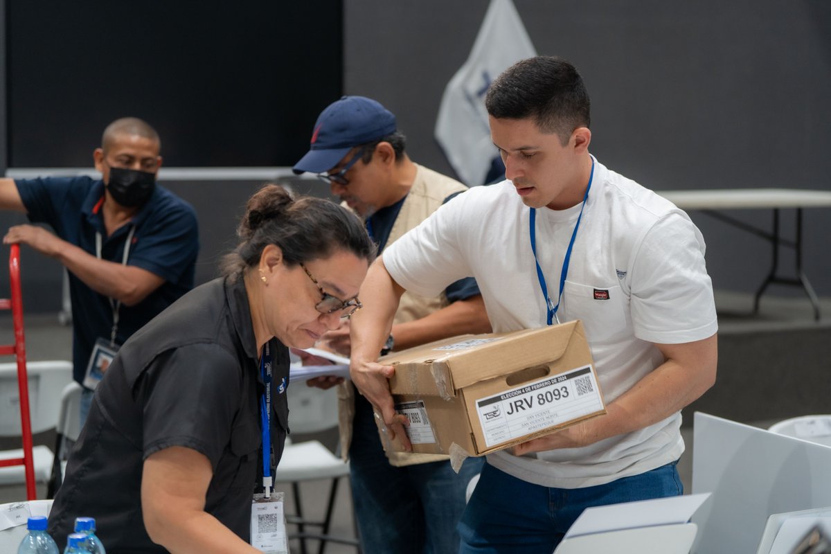 TSEElSalvador's tweet photo. #Elecciones2024Sv | Los paquetes electorales que contienen las actas de la elección legislativa ya fueron trasladados a las mesas de trabajo, instaladas en el Gimnasio Nacional José Adolfo Pineda, donde ya comenzó el escrutinio final para esta elección. https://t.co/THRYDzM42P