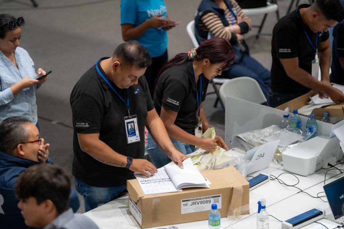 TSEElSalvador's tweet photo. #Elecciones2024Sv | Los paquetes electorales que contienen las actas de la elección legislativa ya fueron trasladados a las mesas de trabajo, instaladas en el Gimnasio Nacional José Adolfo Pineda, donde ya comenzó el escrutinio final para esta elección. https://t.co/THRYDzM42P