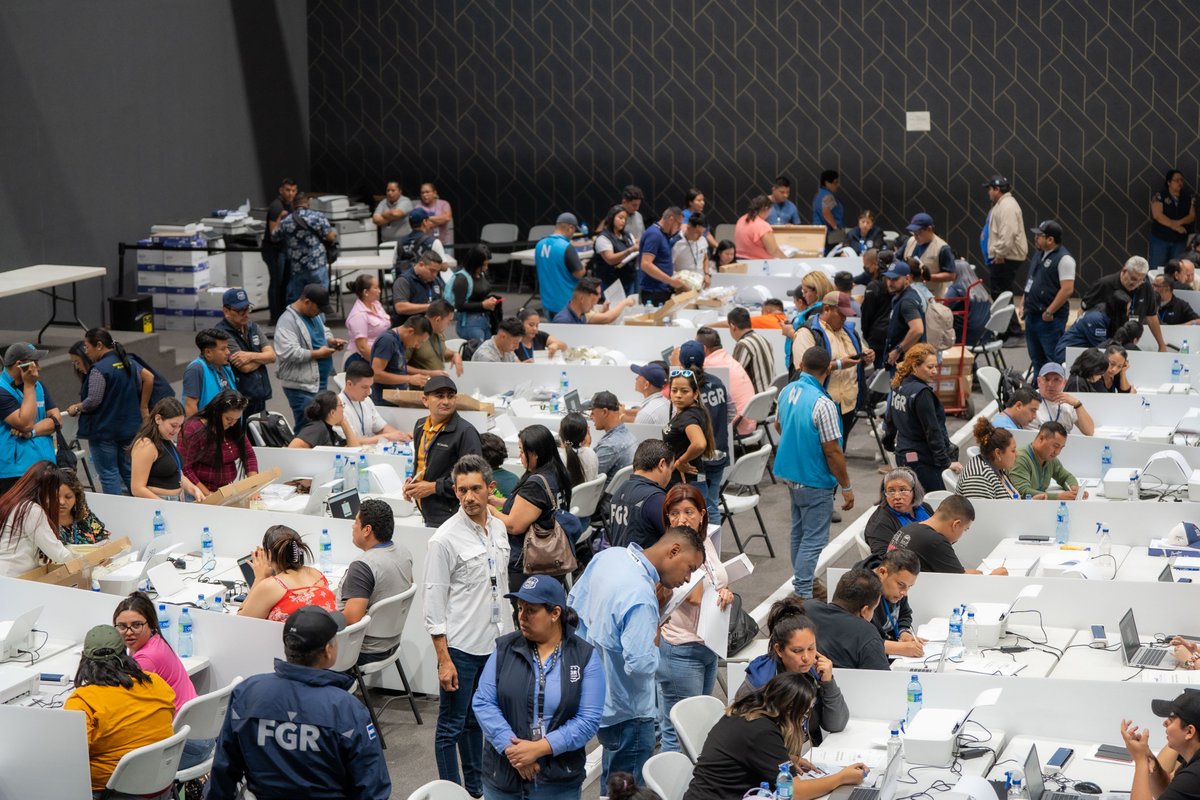 TSEElSalvador's tweet photo. #Elecciones2024Sv | Los paquetes electorales que contienen las actas de la elección legislativa ya fueron trasladados a las mesas de trabajo, instaladas en el Gimnasio Nacional José Adolfo Pineda, donde ya comenzó el escrutinio final para esta elección. https://t.co/THRYDzM42P