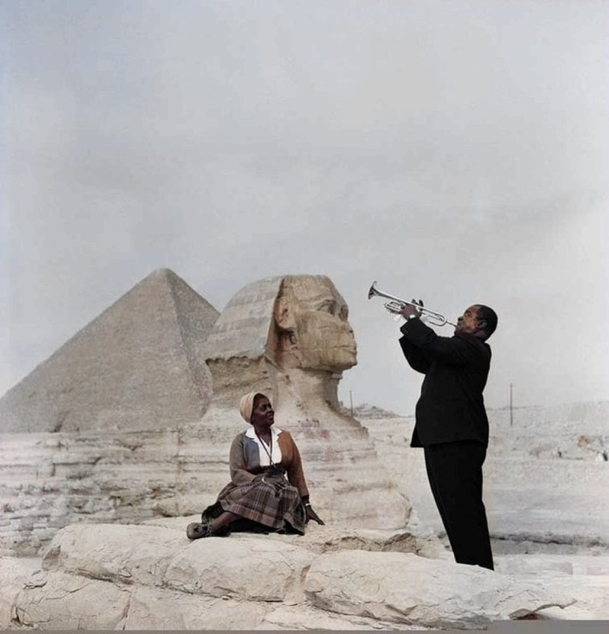 crockpics's tweet photo. Louis Armstrong Plays For His Wife in Giza, 1961. https://t.co/kflgJUkfnW