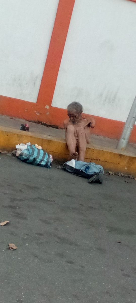 InforTvenezuela's tweet photo. Un abuelo de la tercera edad ,permaneció largas horas sin ropa y severamente golpeado cerca del CDI Padre Machado en El Cementerio,Caracas.
El adulto mayor tenía golpes en ambos ojos y no podía ver,ademas presentaba hematomas en la frente.
Nunca se supo si fue rescatado o ayudado por las autoridades.
#Sucesos