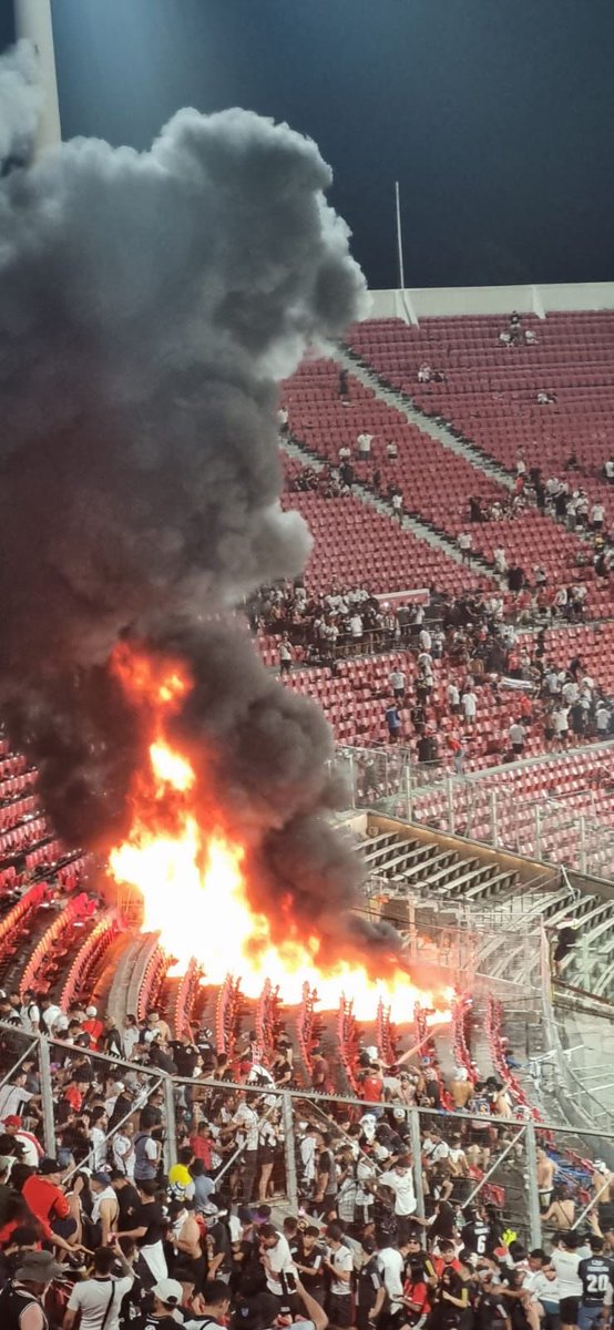 LdelSurNoticias's tweet photo. 🔵 #Estadio_Nacional: Suspenden partido de fútbol de la Supercopa entre Colo Colo y Huachipato tras graves incidentes en el estadio Nacional de Santiago, Chile: barristas provocan incendio en la tribuna norte. https://t.co/yihwP8RrC9