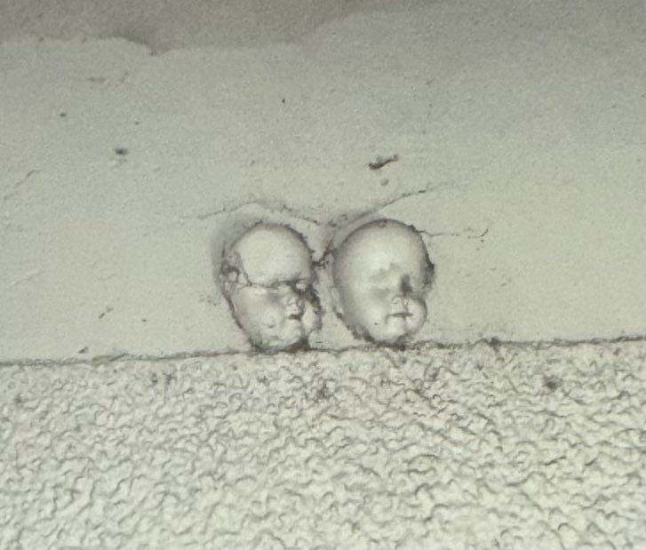 LOVING these doll heads glued to the bottom of an LA freeway overpass 😍🙌