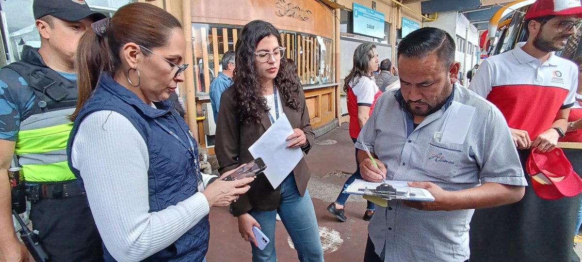ANT_ECUADOR's tweet photo. #ANTAzuay | Efectuamos controles junto a @emov_ep del buen estado de las unidades de transporte público.
Y con la participación de escuelas de conducción realizamos campañas de #SeguridadVialEC en las terminales terrestres de la provincia. 

#BajaLaVelocidad
#ElNuevoEcuador https://t.co/Kvl01xj5Qy