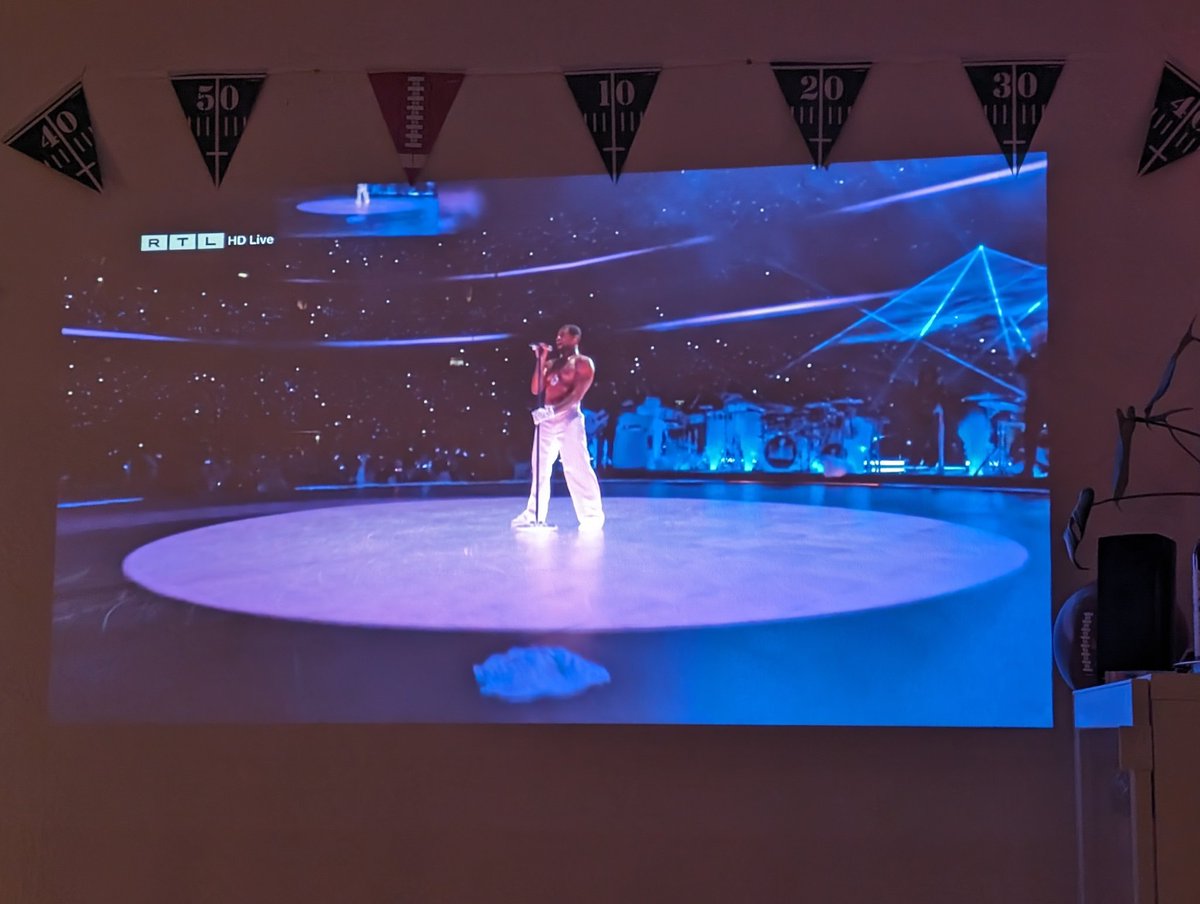 Ton geht über Tanz-Performance / ab dem Duet mit <a href="/aliciakeys/">Alicia Keys</a> eine starke Half-Time-Show 👏 #SuperBowl #SB58 #rtlnfl #ranNFL