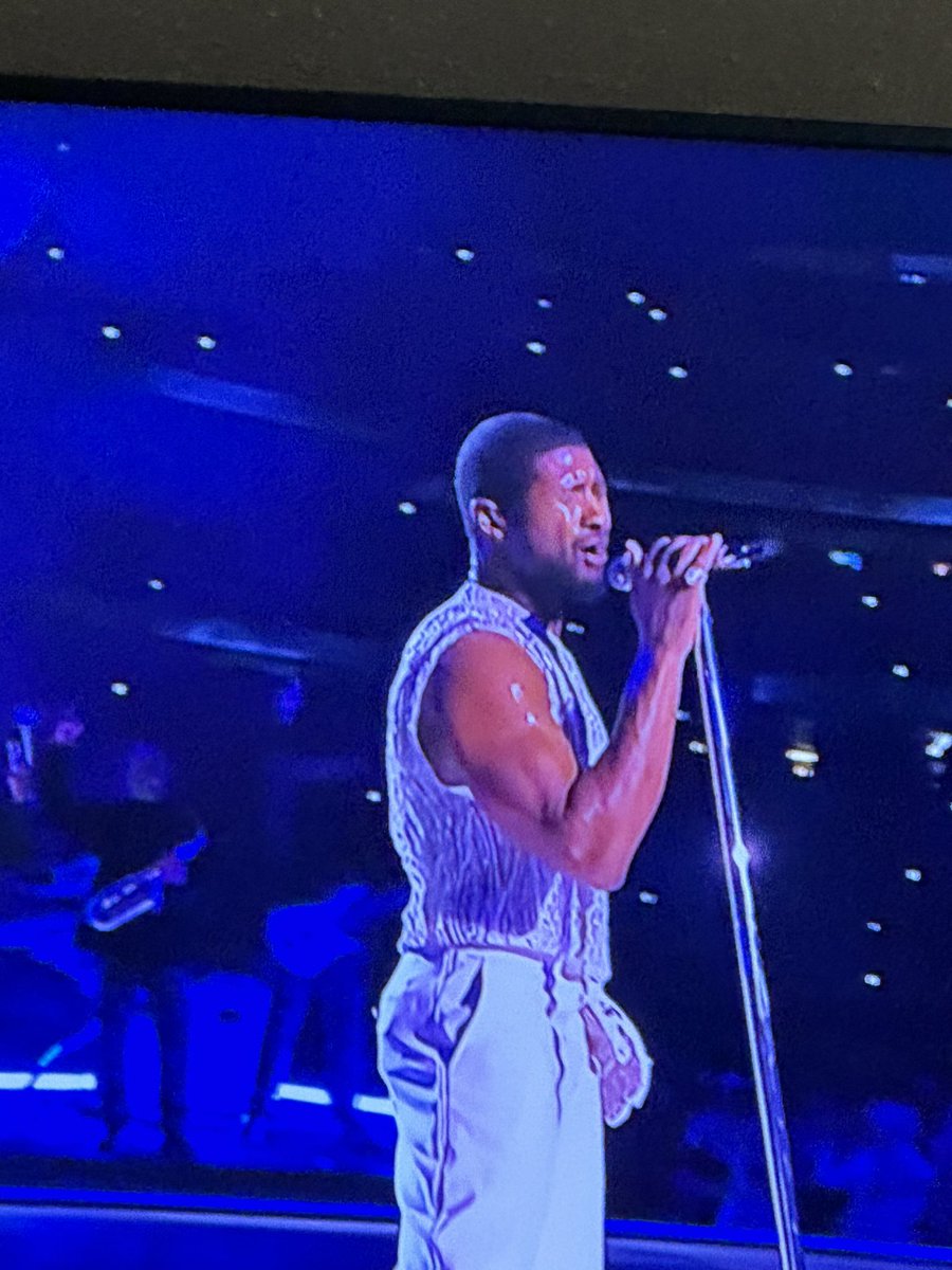 Someone give my boy usher a damn towel!! I know his eyes burning #SuperBowl #Usher
