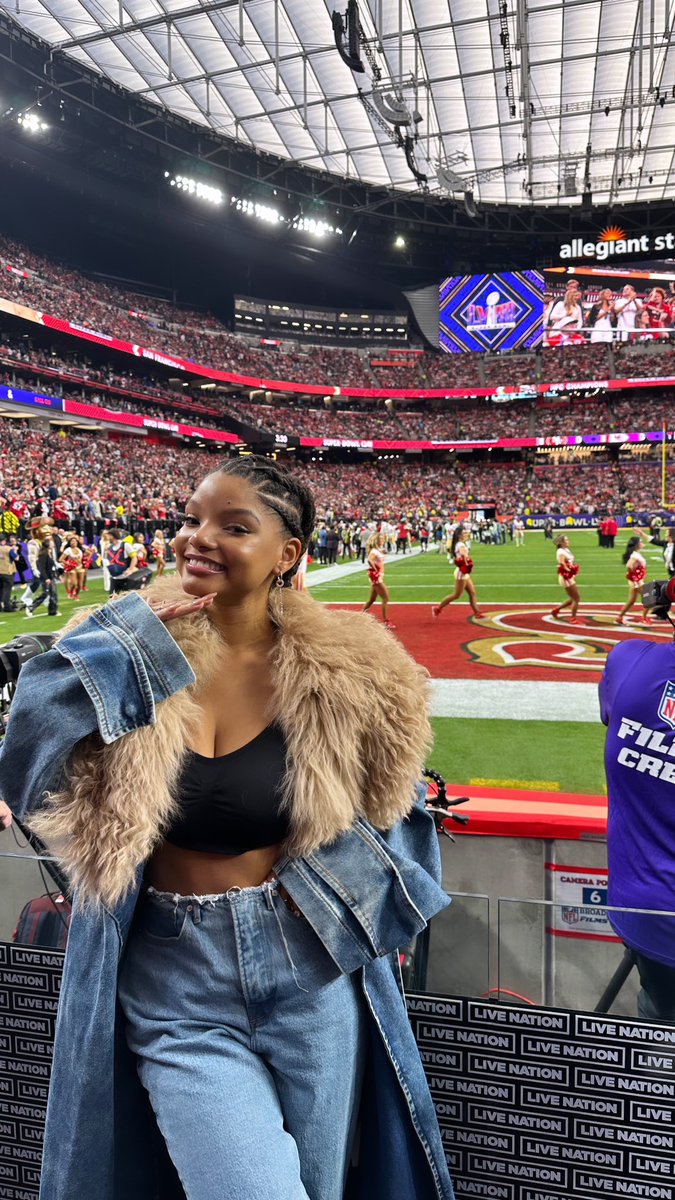 HalleBailey's tweet photo. ♥️my sister took me to the superbowl 🥰👯‍♀️✨ https://t.co/pltoY3FWk3