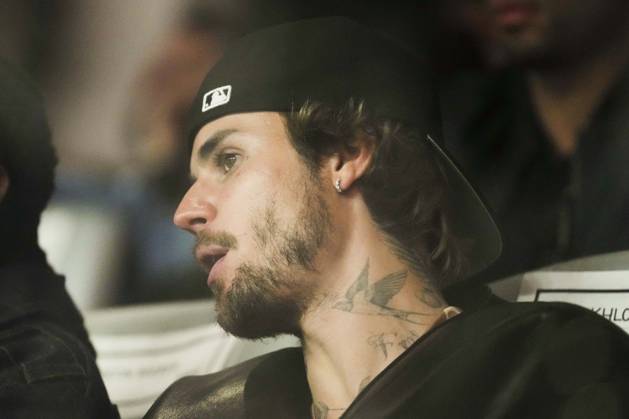 jbieberism's tweet photo. Justin Bieber at the Super Bowl tonight in Las Vegas,NV. ( February 11) https://t.co/mfrLw21TFB