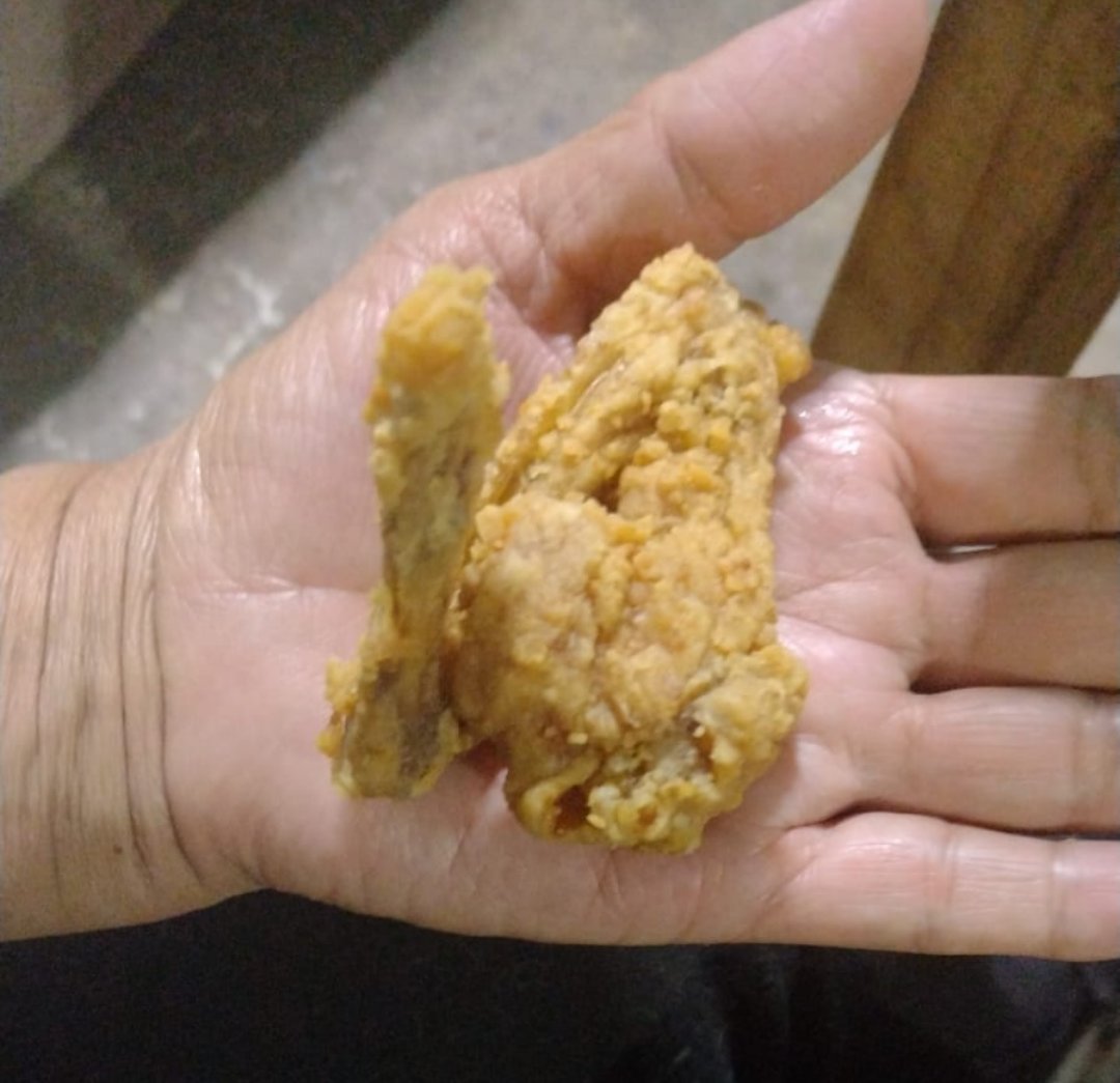 ARATEX's tweet photo. @KFC_MEXICO espere 1 hora 35 minutos mi pedido y recibí puras alas de paloma y el pollo súper frío para tanta publicidad en el #SuperBowl si no tienen la capacidad de atender @Profeco se puede denunciar por publicidad engañosa ?? https://t.co/60PfPxshkL