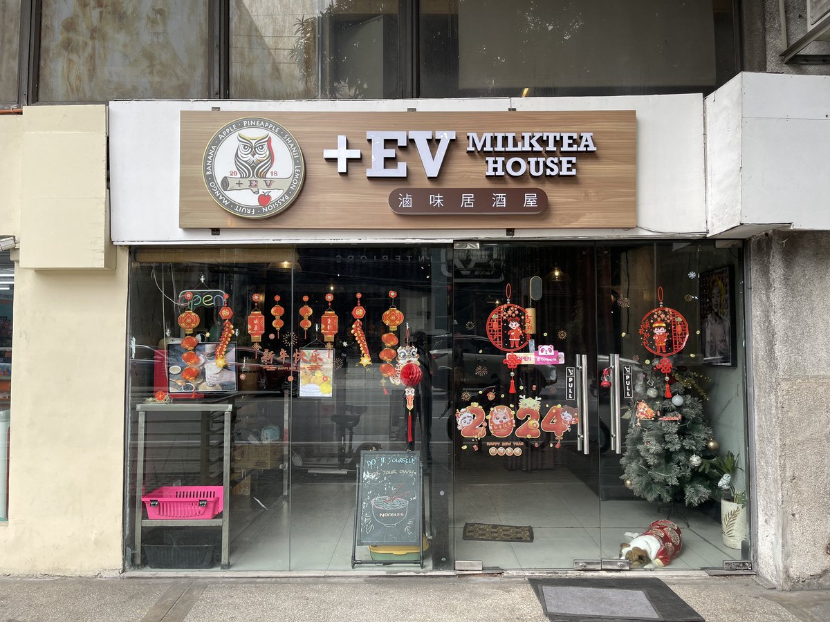yukinko17271250's tweet image. マニラで台湾のルーウェイ が食べられる！
ということで、+EVさんに行ってきました。めっちゃ美味しかったです。今回はミルクティー飲まなかったんですけど、次回は飲んでみたいと思います。人懐っこい犬がいて、とても可愛かったです！
#Philippines #plusEV