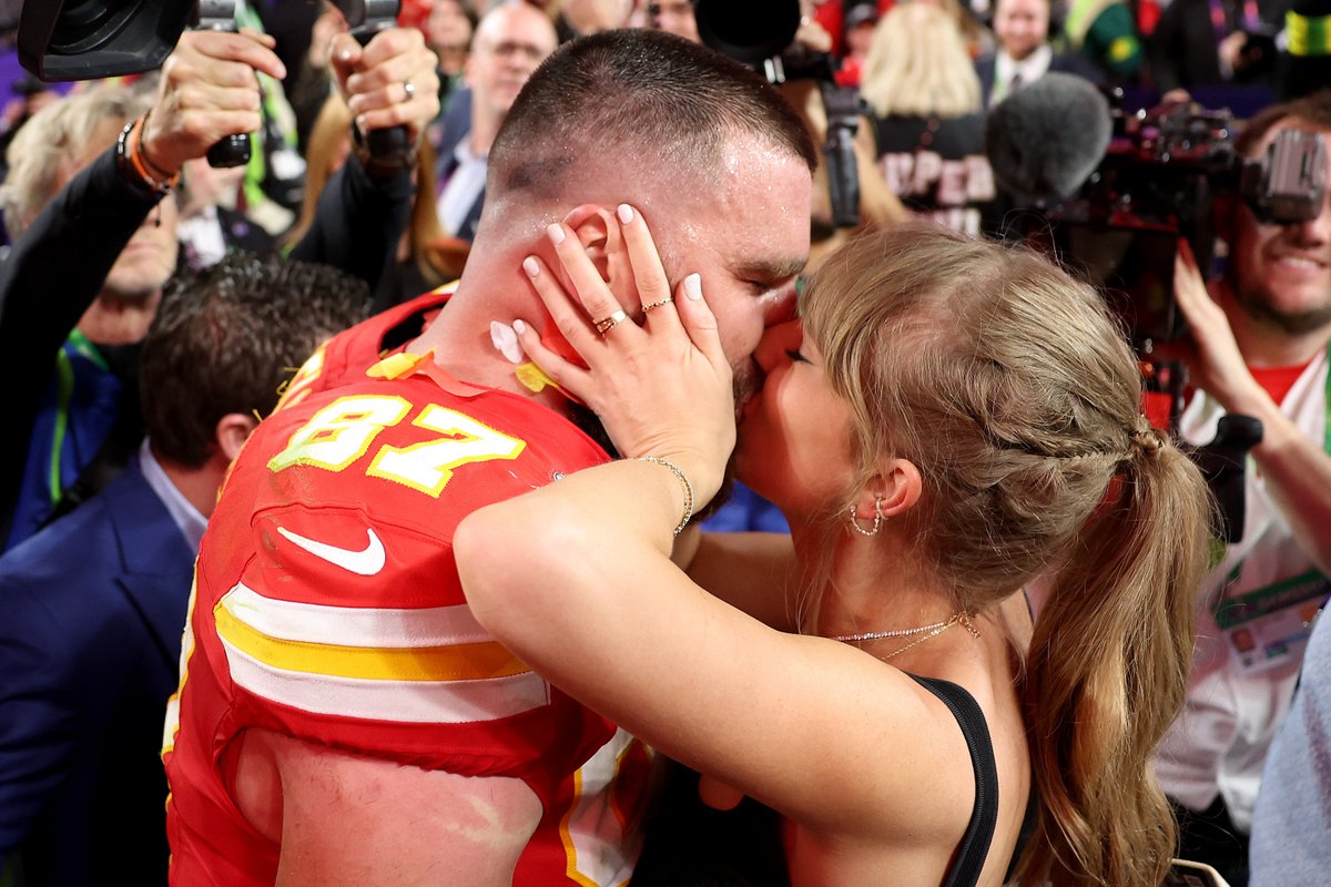 Today was a fairytale ending. ❤️ Travis Kelce and Taylor Swift celebrate the Chiefs' #SuperBowlLVIII win. enews.visitlink.me/FbUKIo