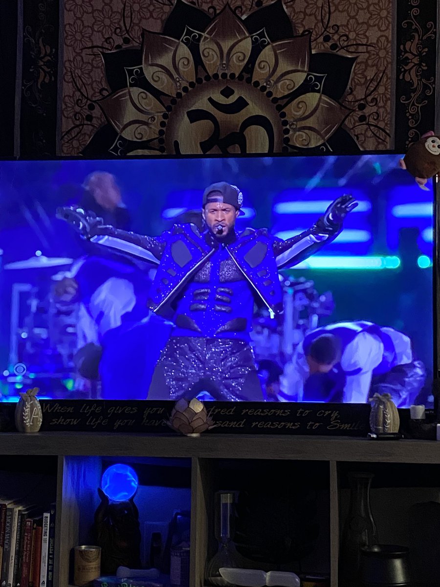 Okurrrt <a href="/Usher/">Usher Raymond IV</a> at the <a href="/SuperBowl/">Super Bowl</a> with the <a href="/michaeljackson/">Michael Jackson</a> vibes @ #halftimeshow #SuperBowl   #SuperBowlLVIII #brokeninternet