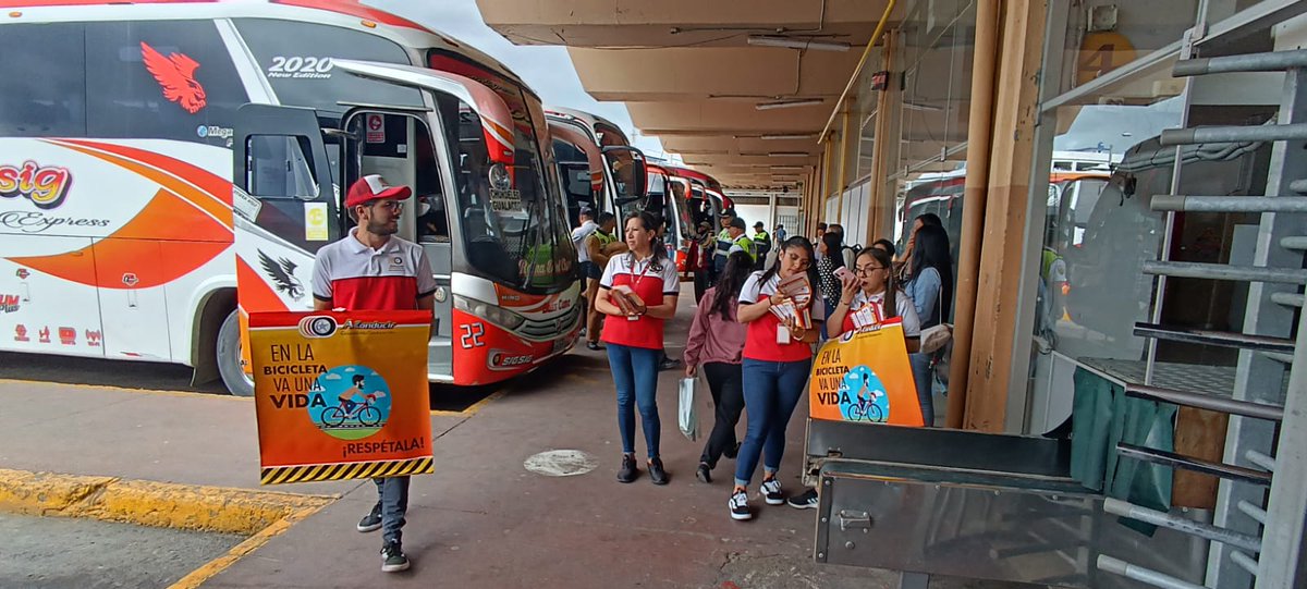 ANT_ECUADOR's tweet photo. #ANTAzuay | Efectuamos controles junto a @emov_ep del buen estado de las unidades de transporte público.
Y con la participación de escuelas de conducción realizamos campañas de #SeguridadVialEC en las terminales terrestres de la provincia. 

#BajaLaVelocidad
#ElNuevoEcuador https://t.co/Kvl01xj5Qy