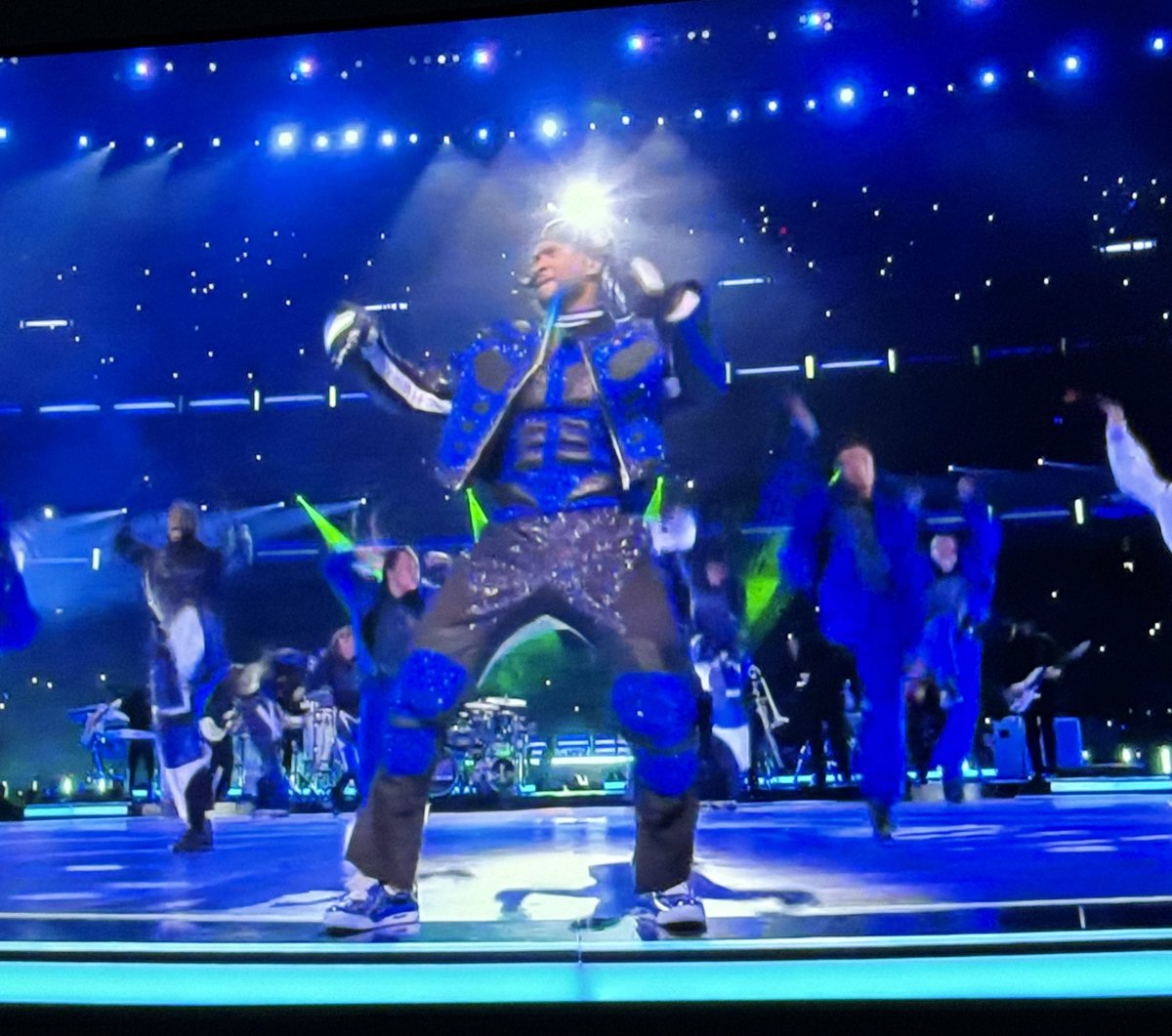 VivalaZito's tweet photo. Anyone know where I can find this outfit..asking for a friend. 

#SuperBowl https://t.co/SEGRuvxpH0