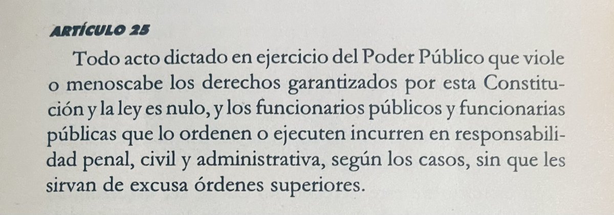 HimiobSantome's tweet photo. Presentar ante los tribunales a @rociosanmiguel (o a cualquier detenido) sin haberle permitido comunicarse previamente con sus familiares o designar a sus abogados de confianza es una gravísima violación a los derechos humanos que anula el proceso. Art. 25 de la Constitución. https://t.co/rOUg9cTUbO