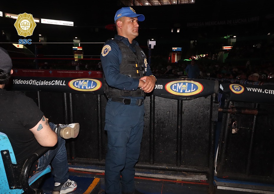 SSC_CDMX's tweet photo. Elementos de la #PolicíaAuxiliar realizan un dispositivo de seguridad y vigilancia en accesos, taquillas y gradas de la @Arena_MX, por el espectáculo deportivo de #LuchaLibre que se lleva a cabo esta noche, al que acuden ciudadanos nacionales y extranjeros.👩🏻‍✈️👨🏻‍✈️🚔🤼‍♂ https://t.co/CGavBnRrdJ