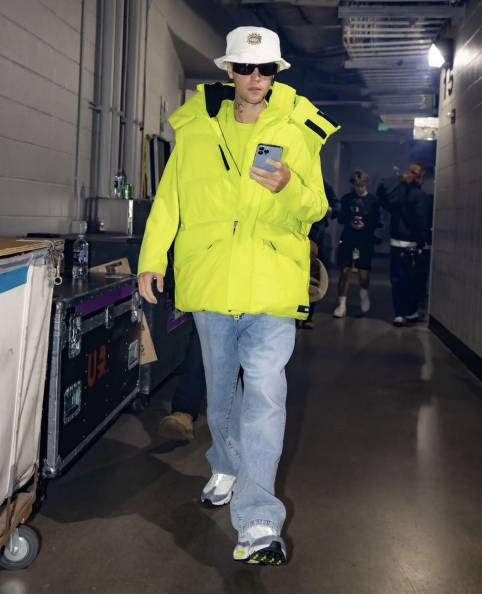 Hvar í andskotanum var Biebmachine? Hefði það drepið hann að fá geitina til að bjarga þessu showi? #belieber #nflisland