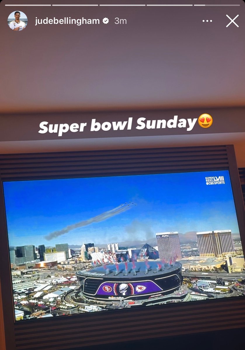 📲 Jude Bellingham watching the Super Bowl between the Chiefs and the 49ers earlier this morning 🏈 #SuperBowlLVII
