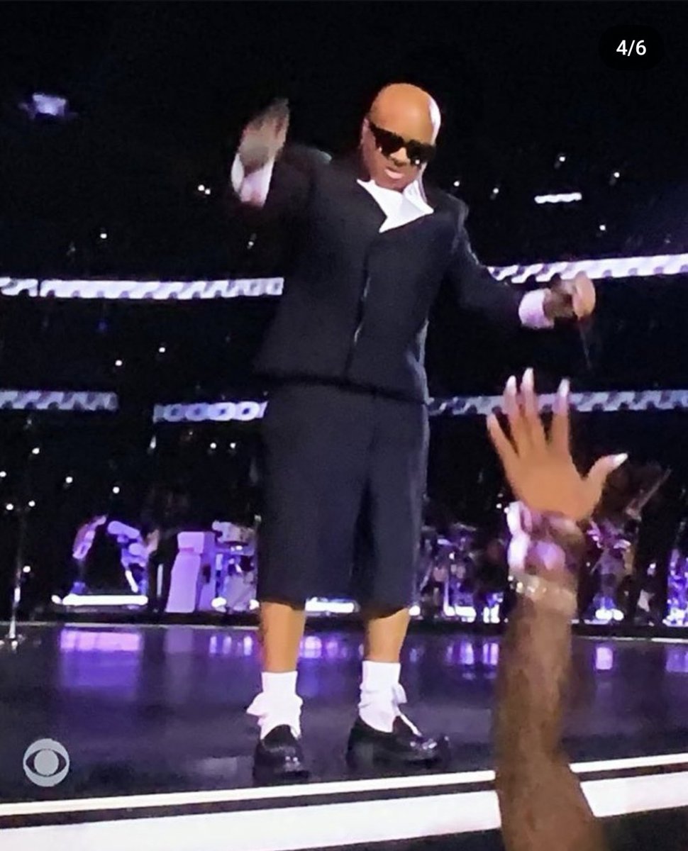 arielleaty's tweet photo. Can't believe I live in a timeline that features Jermaine Dupri as one of the members of the lollipop guild. https://t.co/4HbgTmYQoO
