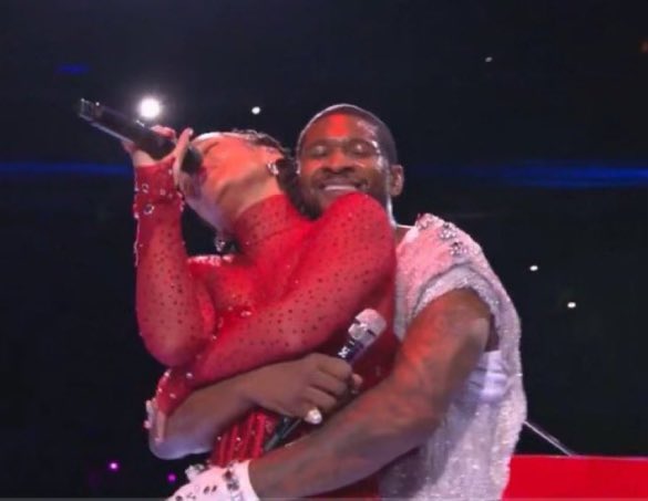 andre_coulson_'s tweet photo. I know alicia got butterflies when usher hug her from behind 😭 #SuperBowl #usher #nfl #SuperBowl2024 https://t.co/q5VBeejXKT