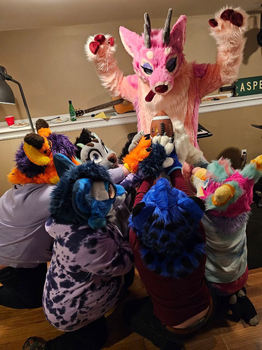 All hail <a href="/Barlowciaga/">🌸Barlow!🌸</a> on his birthday superbowl sunday! 🏈🙏🎉