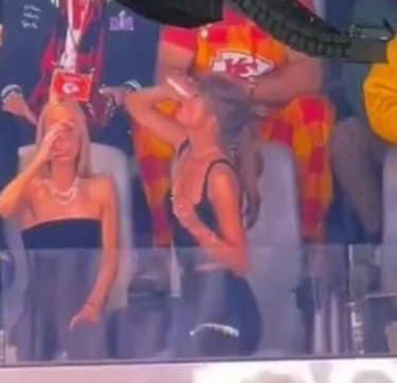 Travis bien enojado porque van perdiendo // Taylor Swift: Fondoooo fondooo fondooo