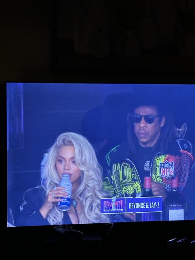 SHE BROKE THE INTERNET AND WENT TO WATCH THE GAME? SHES SICK!!! 😩