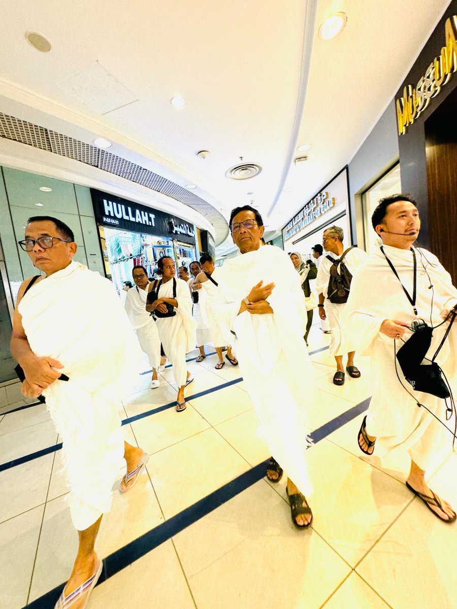 Prof. @mohmahfudmd melaksanakan ibadah umroh di masa tenang kampanye. Semoga berkah, prof. 🙏 Shollu alan nabiy.