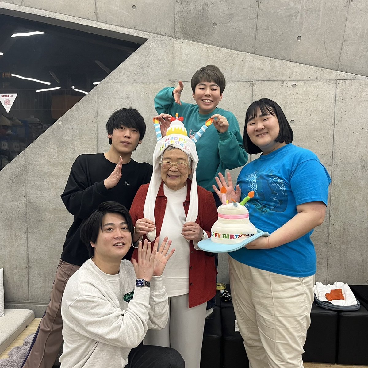 jimbocho_mngk's tweet photo. ◆━━━━━━━━━━━━━◆
 🍰本日のお誕生日メンバー🍰
◆━━━━━━━━━━━━━◆
本日2/12(月)が誕生日のメンバーはこちら！✨
㊗おばあちゃん
77歳(喜寿)を迎えました👏
ジンゲキメンバーに囲まれてお祝いです😊🎉

お誕生日おめでとうございます！
#ジンゲキお誕生日 https://t.co/AByIv6Dt6Z