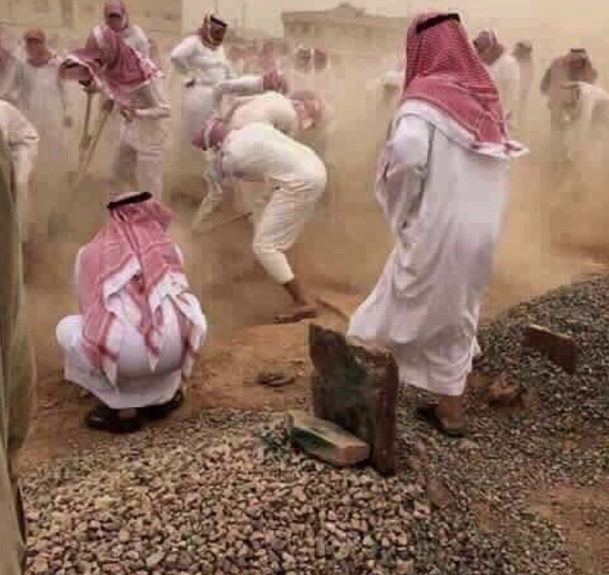 شهاداتك واموالك ومناصبك ووجاهتك الدنيوية لن تفيدك في أول ليلة تقضيها في قبرك  !
لن يقال لك يا دكتور ولا البروفيسور ولا الطيار ولا الأمير ولا الوزير  . . الخ 
كلها تذهب هباءً منثورا 
يبقى درس الصف الأول الابتدائي  !
من ربك ومن نبيك وماهو دينك ؟ ؟ 
الله يثبتنا وياكم على طاعته . .